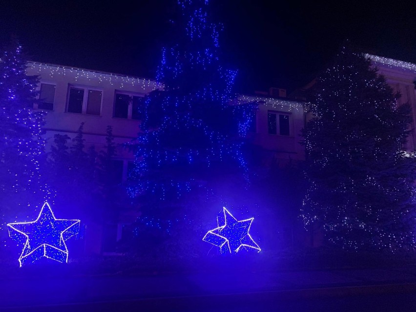 Września: Zapalili choinkę. Miasto rozświetlają świąteczne iluminacje. Jest i nowość - ledowy autobus! [GALERIA]