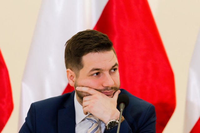 Na jednej z konferencji został przedstawiony "Antysmogowy plan Jakiego". Kandydat na prezydenta w ramach walki ze smogiem chce zbudować 100 punktów ładowania aut elektrycznych, zwolnić kierowców aut elektrycznych z opłat parkingowych oraz powołać do życia wypożyczalnię aut elektrycznych na minuty. Jak antysmogowy plan Jakiego wygląda w praktyce? Polityk przyznał, że sam jeździ...dieslem. A jak wiadomo "diesel musi dymić". 
Obecna prezydent – Hanna Gronkiewicz-Waltz tak zripostowała obietnice Jakiego: "Kandydat Jaki ma bardzo wygodne obietnice. Obiecał darmowe parkowanie dla samochodów elektrycznych, które jest już gwarantowane ustawą. Chce stawiać ładowarki, które i tak stawia PGE. Wcześniej obiecał most, który buduje GDDKiA. Czekamy na obietnicę dokończenia I linii #metro..."