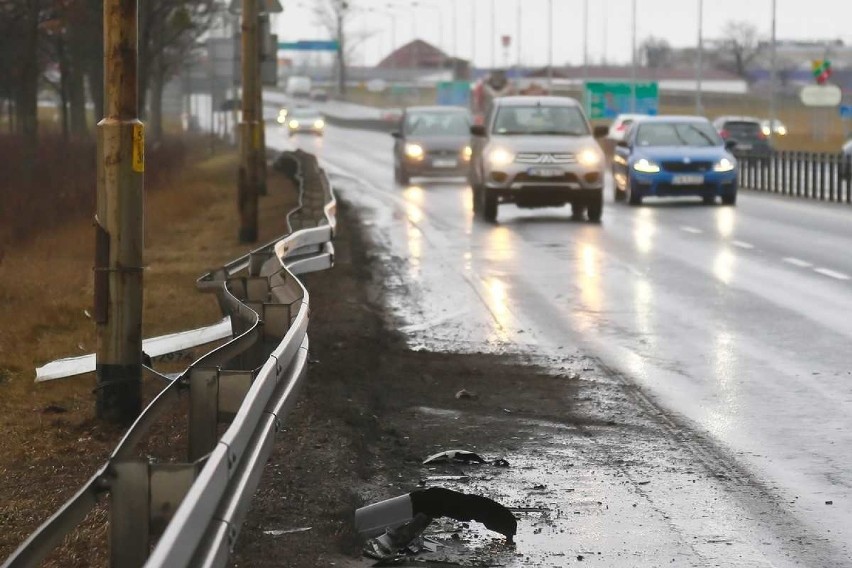 Wrocław. Znów tłoczno i niebezpiecznie na ulicach miasta. Ferie się skończyły, zaczęły się stłuczki...