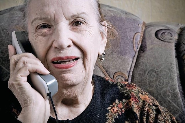 Wiele starszych osób, odbierając telefon, wierzy, że rozmawia z wnuczkiem