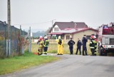 Powiat kwidzyński. Wypadek w zakładzie przechowującym chemikalia w Karpinach.  Rozszczelnił się 400 l zbiornik z kwasem azotowym