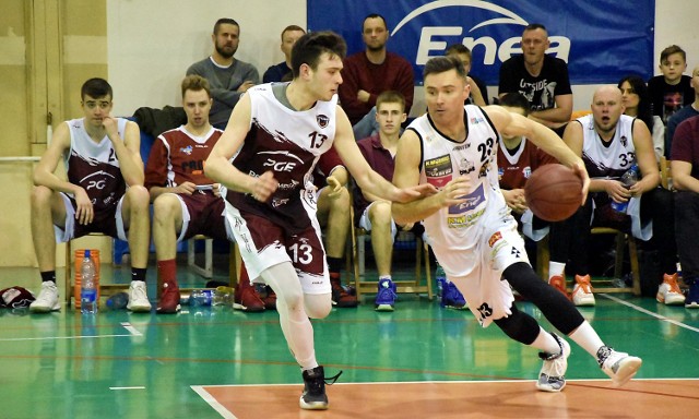 Tomasz Pochylski (z piłką), grający trener Enea Basketu Piła, chciałby żeby sytuacja jak najszybciej wróciła do normy, a koszykarze wrócili do treningów i spotkań ligowych