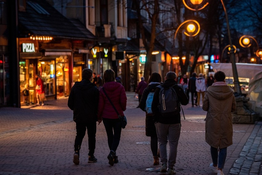 Majówka 2021. Zakopane i Krupówki pełne turystów. Sporo osób wybrało się na majówkę w góry