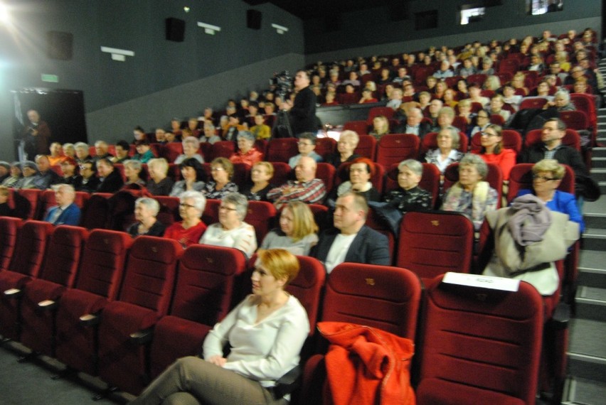 Wspaniały premierowy spektakl włoszczowskiej Grupy Teatralnej Proscenium III zachwycił publiczność (ZDJĘCIA)