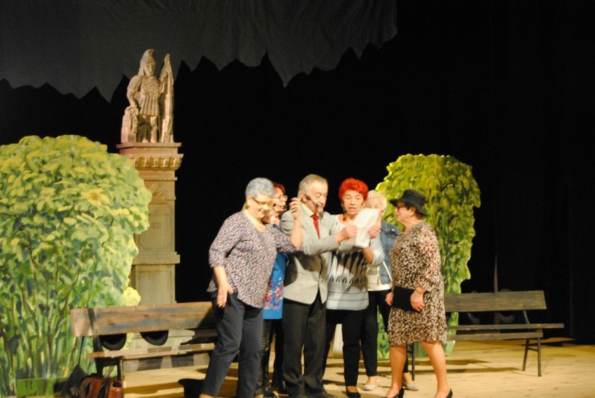 Wspaniały premierowy spektakl włoszczowskiej Grupy Teatralnej Proscenium III zachwycił publiczność (ZDJĘCIA)