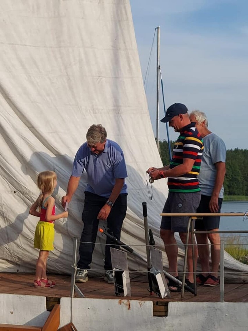 Gołuń-Wdzydze. Załoga Jachtu „ProNaw” została zwycięzcą Błękitnej Wstęgi Jezior Wdzydzkich 2022 