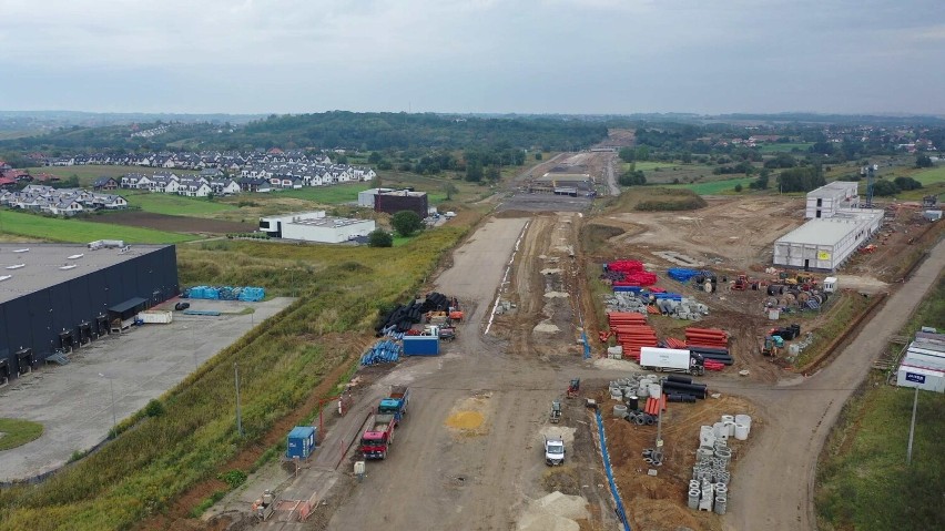 Północna Obwodnica Krakowa: z ziemi wyrastają mosty i wiadukty, jeden tunel przebity. Jak idą prace, kiedy otwarcie nowej drogi? 19.10.2022