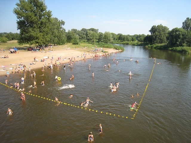 Upalne, niedzielne popołudnie na sieradzkim kąpielisku