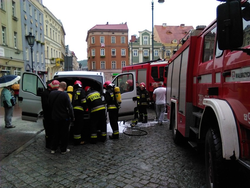 Pożar samochodu na Rynku w Wałbrzychu. Strażacy mieli...