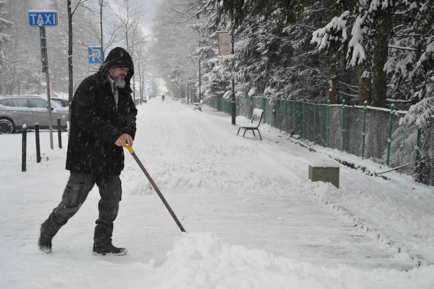 Intensywny śnieg na Podhalu, drogi są białe [ZDJĘCIA]