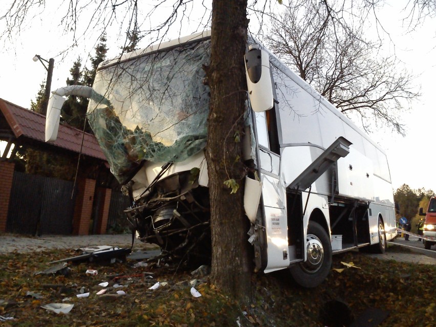 Wypadek w Firleju. Autokar weselny rozbił się na drzewie (zdjęcia)