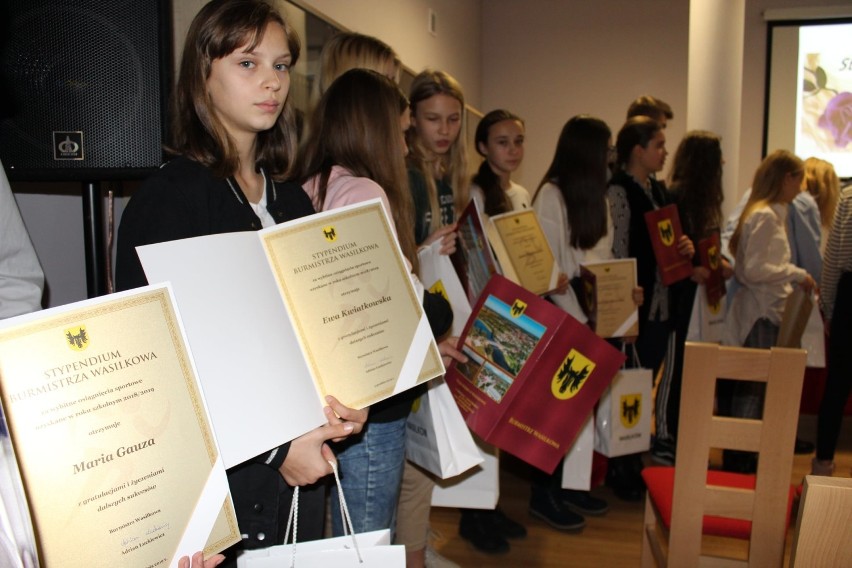 Stypendia Burmistrza Wasilkowa. Zdolni uczniowie zostali nagrodzeni (zdjęcia)