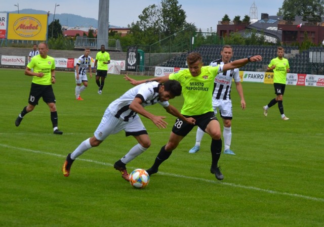 Na zdjęciu pomocnik Sandecji Thiago w walce z piłkarzem Puszczy