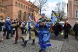 Tłumy na 7. Nowosolskim Orszaku Trzech Króli. Nowosolanie przeszli ulicami Piłsudskiego, Wyspiańskiego, Drzymały, Dąbrowskiego. [Dużo zdjęć]