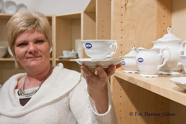 Sylwia Kwasiborska ze sklepu Porcelany Krzysztof prezentuje wyroby z logo Białego Domu
