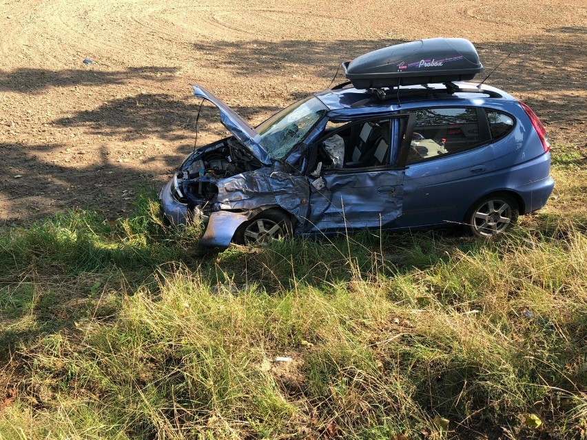 Kolejny wypadek pod Łoniewem. Chevrolet wypadł z drogi. Auto z czworgiem pasażerów otarło się o drzewo [ZDJĘCIA]