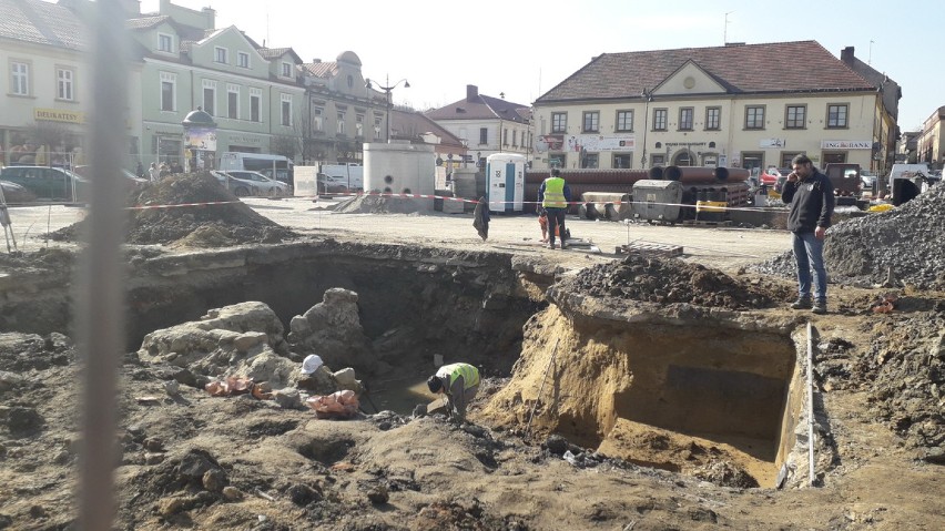 Centrum Bochni nabiera nowego blasku, w okolicy Szybu Sutoris pojawiła się nowa kostka - zobacz zdjęcia z rewitalizacji śródmieścia Bochni