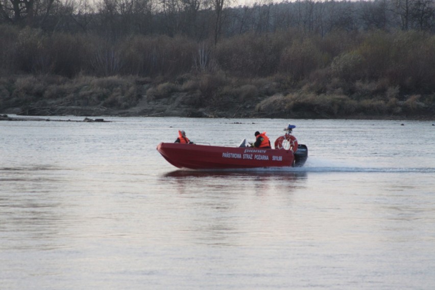 Puławscy strażacy testują nową łódź (zdjęcia)