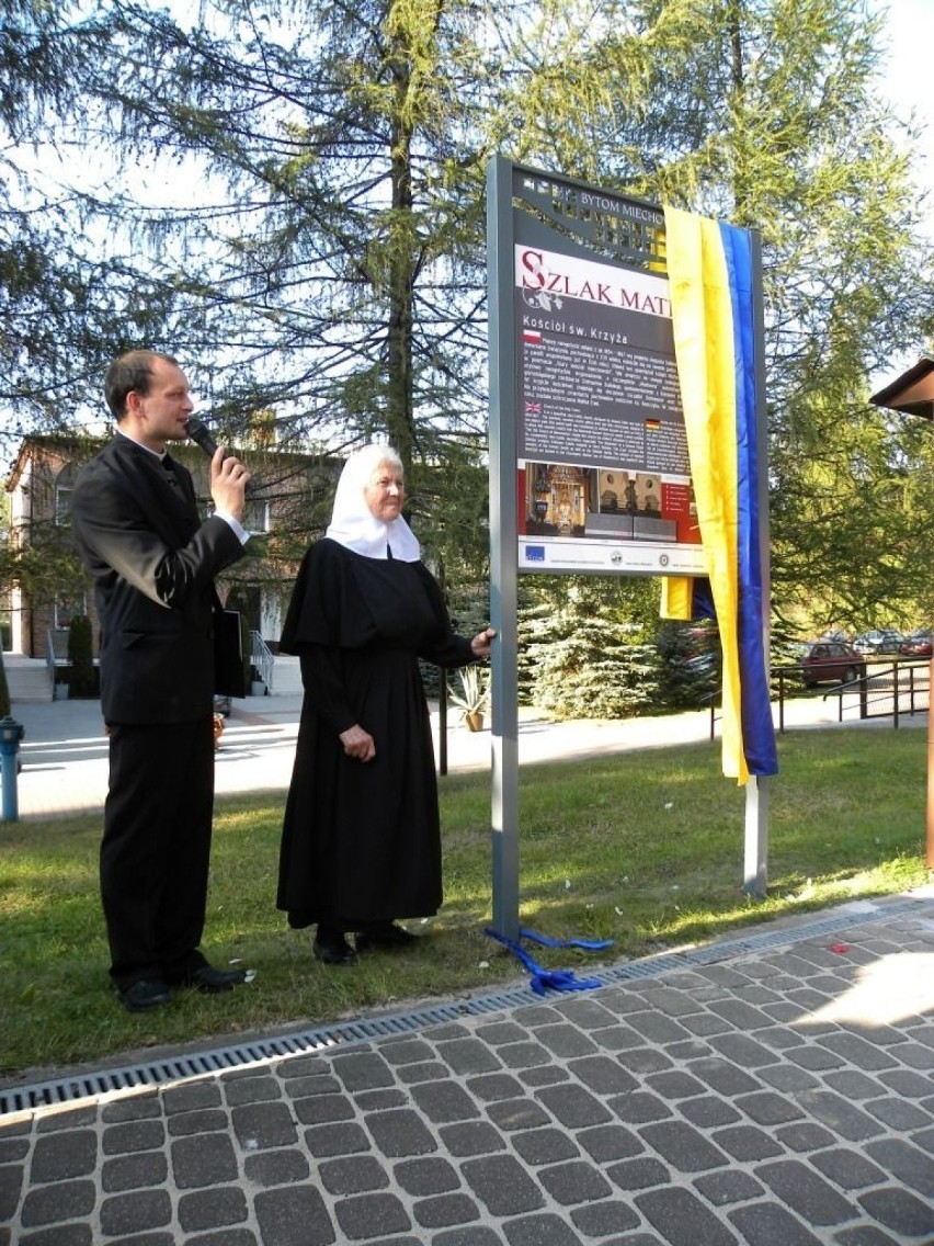 Symbolicznego otwarcia szlaku na placu kościelnym dokonała...