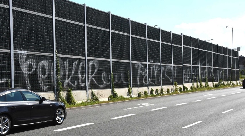 Ekrany akustyczne przy ulicy Zagnańskiej w Kielcach pomazane przez wandali (ZDJĘCIA)