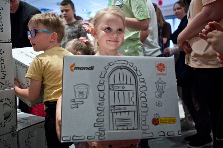 Dzień Dziecka w Szpitalu Wojewódzkim nr 2 w Rzeszowie. 400 dzieci obdarowano "pudełkiem szczęścia"! [ZDJĘCIA]