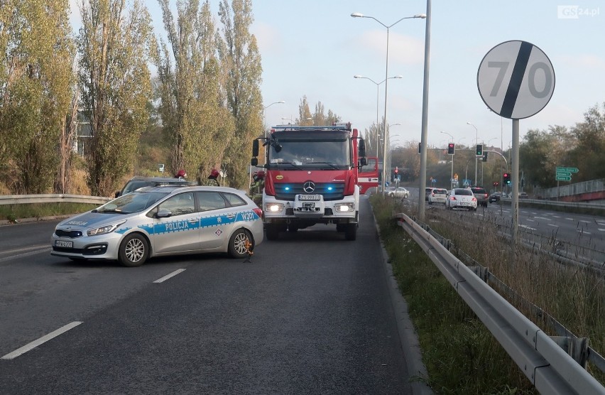 Dachowanie samochodu na ul. Krygiera w pobliżu Auchan w Szczecinie - 7.11.2020