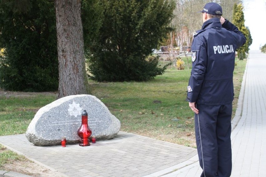 Malbork. W 80 rocznicę zbrodni katyńskiej komendant policji oddał honory pomordowanym 