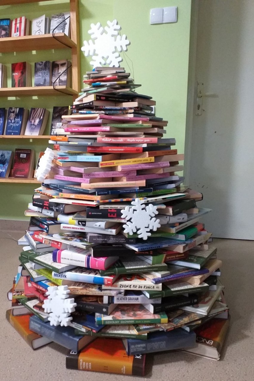 Nietypowa choinka z 243 książek stanęła bibliotece w Sobowidzu. Zobaczcie ZDJĘCIA