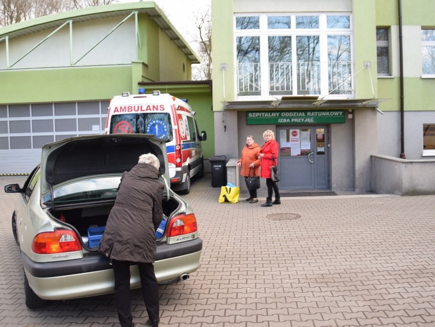 Po chorych przyjeżdżają taksówki i prywatne auta.