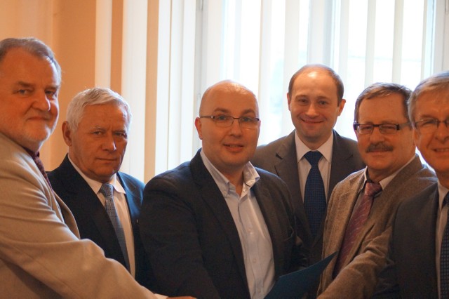 Dobrą wiadomość dla mieszkańców naszego powiatu poseł Robert Kropiwnicki (w środku) przekazał starostom na spotkaniu w Legnicy.