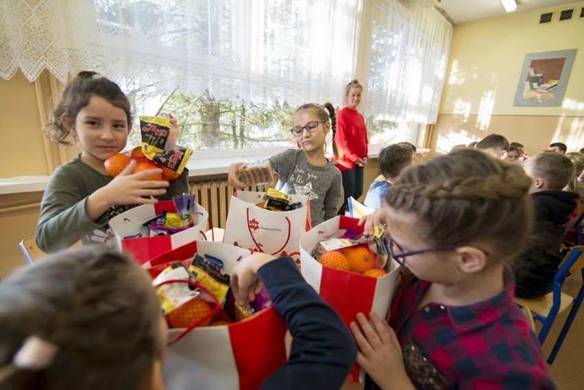 Margonin: Mikołaj z EDP Renewables odwiedził uczniów ze świątecznymi paczkami (ZDJĘCIA)