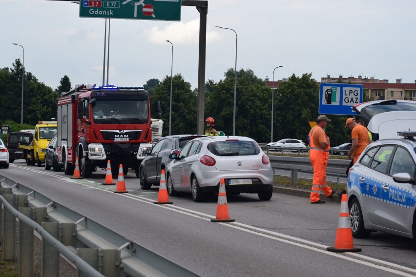 Kolizja aut na wiadukcie w Nowym Dworze Gdańskim. Tymczasowe utrudnienia w ruchu