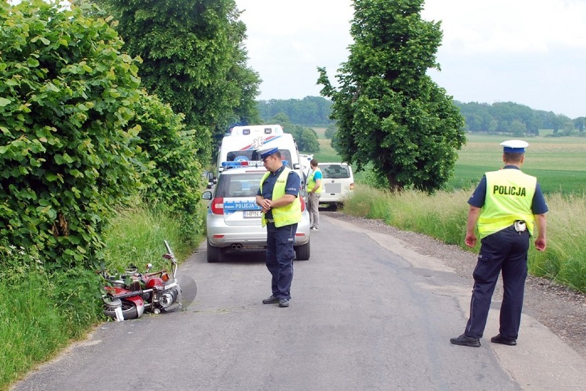 Wypadek motocyklowy w Wandowie. Rannego zabrał śmigłowiec LPR [ZDJĘCIA]