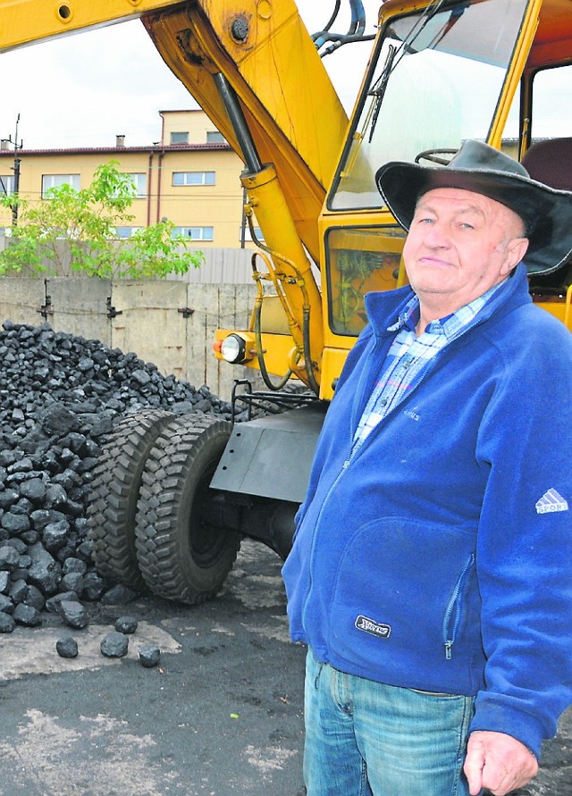 Wczoraj do składu opału Jerzego Czopa dostarczono około 27 ton węgla. Trafi do klientów, którzy czekają na niego od miesiąca