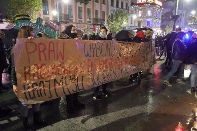 Kolejny dzień (02.11.2020) protestów po decyzji Trybunału Konstytucyjnego w sprawie aborcji. Manifestanci zebrali się przed siedzibą PiS na ul. Piotrkowskiej. Około godz. 17.30. ruszyli Piotrkowską w kierunku al. Mickiewicza. Następnie al. Mickiewicza w kierunku Widzewa. 

Zobacz ZDJĘCIA na kolejnych slajdach 