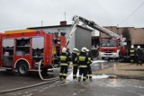 Pożar zakładu zniczy w Starogardzie. Strażacy użyli systemu "Cobra"  