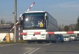 Wadowice. O włos od tragedii. Szkolny autobus utkwił na przejeździe