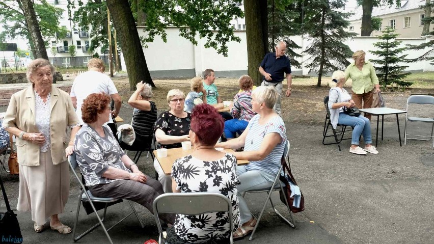 Aktywni seniorzy z PZERiI w Stargardzie spotkali się przy Domu Kultury Kolejarza. ZDJĘCIA