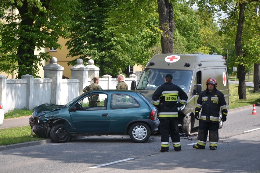 Wypadek w Malborku [ZDJĘCIA]. Opel zderzył się z karetką wojskową na al. Wojska Polskiego 