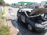 Pożar samochodu w Koninie przy stacji paliw [ZDJĘCIA]
