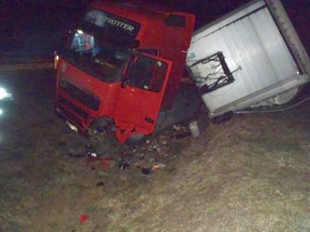 Wypadek tira na autostradzie A2.