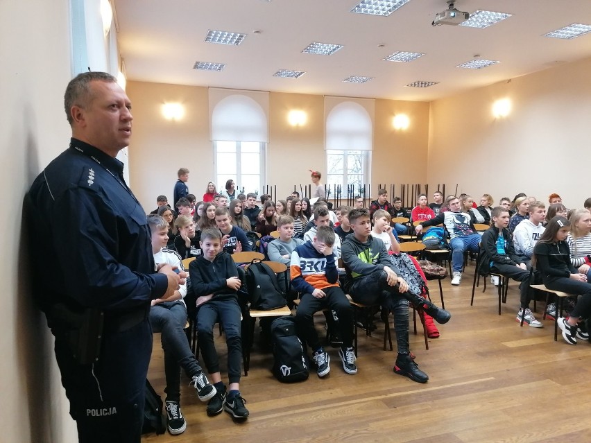 Policjanci rozmawiali z młodzieżą o niebezpiecznych używkach