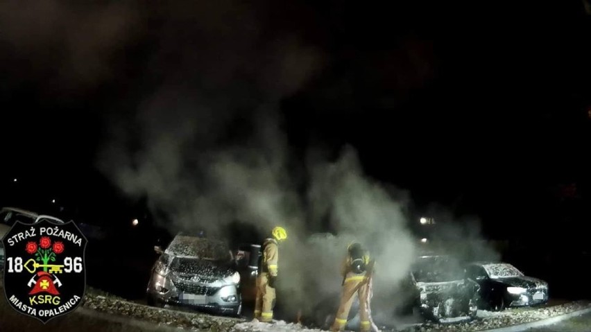 Opalenica. Nocny pożar na parkingu. 4 samochody zniszczone. Przyczyny bada policja [ZDJĘCIA]