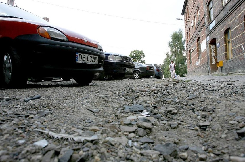 Tak 10 lat temu wyburzano ul. Rycerską w Wałbrzychu i rodził się nowy plac - zobacz archiwalne zdjęcia