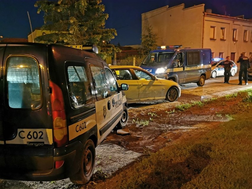 Nocny pościg we Włocławku. Dwa rozbite radiowozy, czterech rannych policjantów. BMW jechało pod prąd na Toruńskiej [zdjęcia]