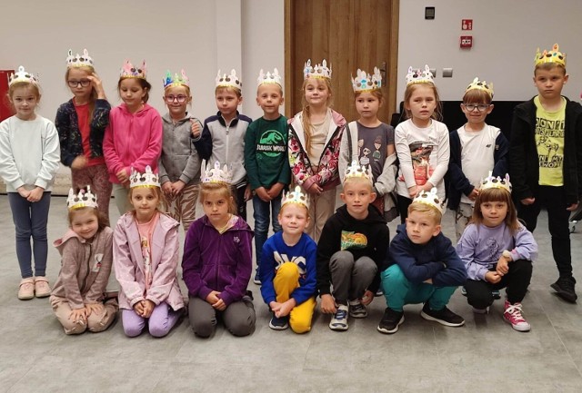Dzieci uczestniczyły w warsztatach plastycznych, podczas których ozdobiły modele koron królewskich.