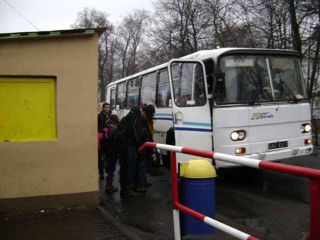 Gruszczyce. Problem z budową zatoczki przy miejscowym gimnazjum. Od września uczniowie będą korzystać z dotychczasowego przystanku