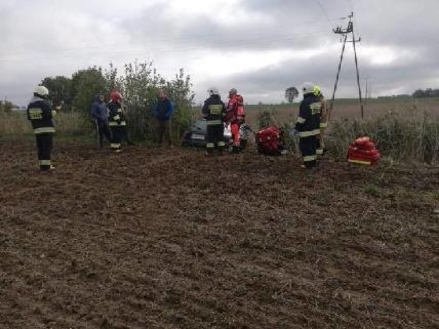 Samochód znajdował się w znacznej odległości od drogi