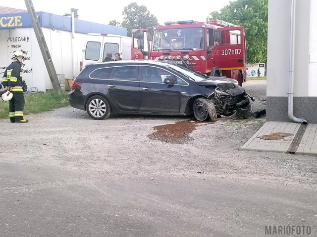 Kobieta wjechała oplem w budynek przy ul. Dąbrowickiej.