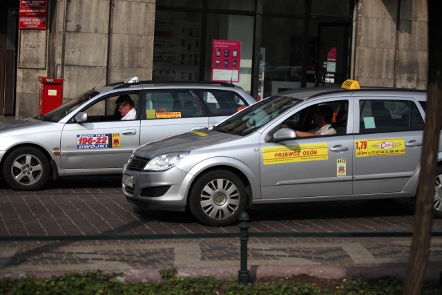 Kierowcy z Niepołomic wożą pasażerów w Krakowie niezgodnie z prawem